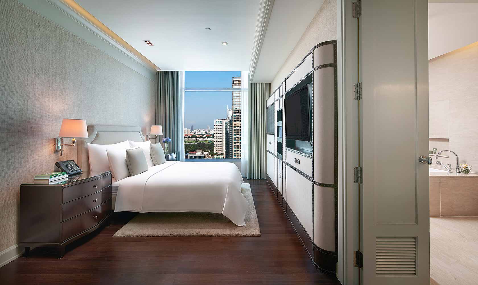 King-sized bed in Junior Suite - Oriental Residence Bangkok