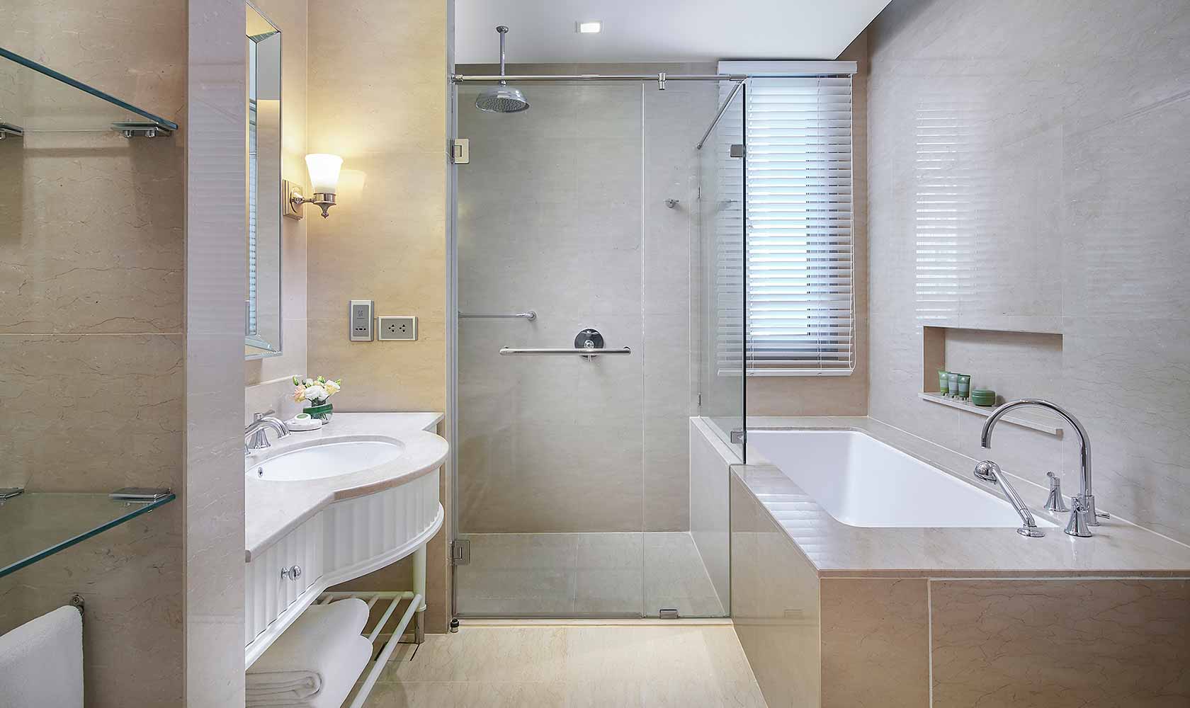 Junior Suite bathroom - Oriental Residence Bangkok