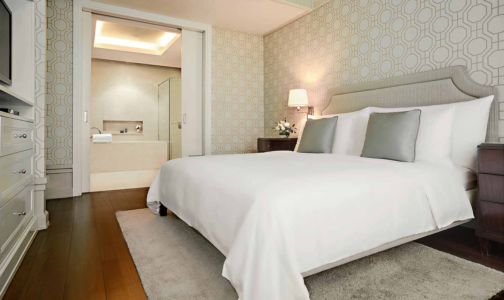 King-sized bed in One Bedroom Suite City View - Oriental Residence Bangkok