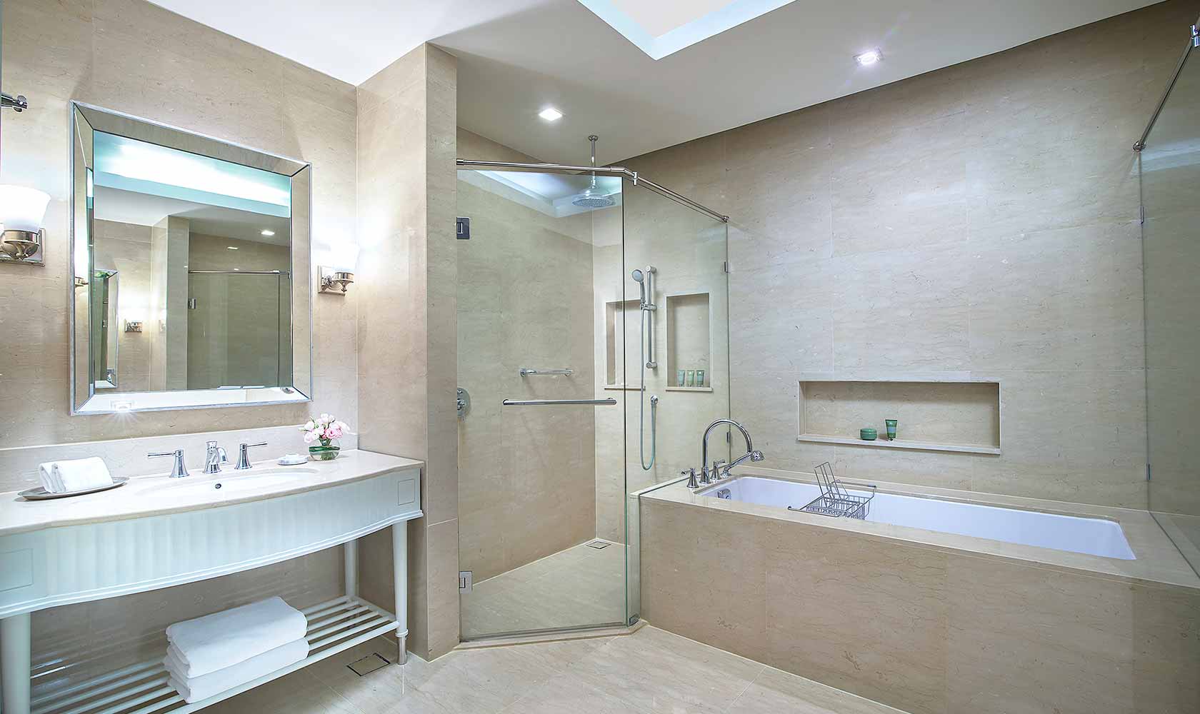 Bathroom in One Bedroom Suite City View - Oriental Residence Bangkok